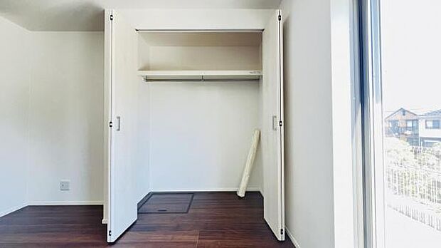 いつでもお部屋をスッキリお使い頂ける収納スペースを設置。