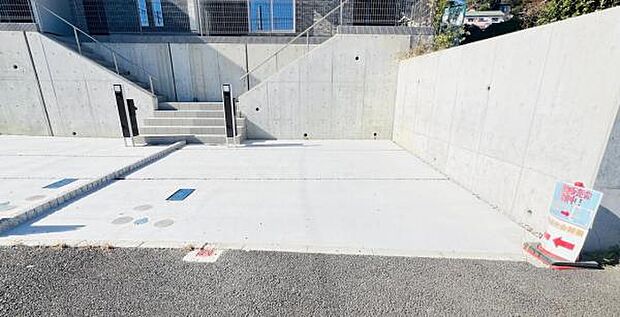 駐車場ももちろん完備しておりますのでお車所有の方にも心強いです。