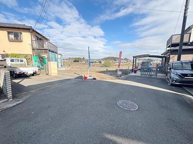 前面道路を含めた現地写真です。