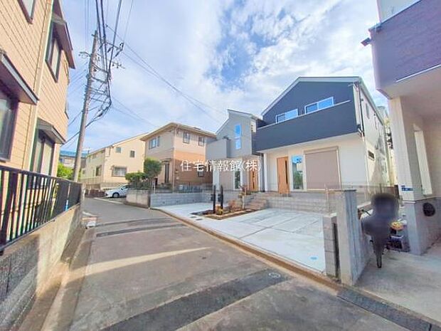 前面道路を含めた現地写真です。