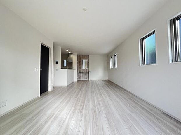 リビングダイニングになります。ご家族そろっての素敵な空間になりそうですね。