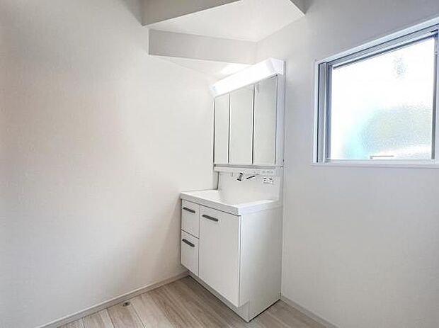 洗面化粧台です。朝の身支度から1日が始まります。