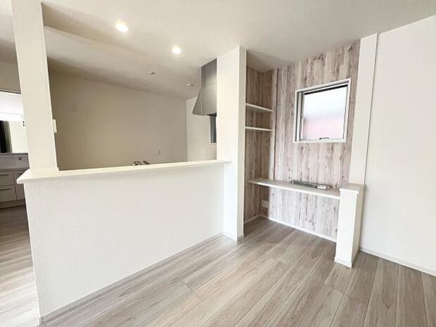 お食事中もキッチンと会話が楽しめるダイニングスペース。