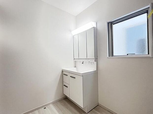 洗面化粧台です。朝の身支度から1日が始まります。