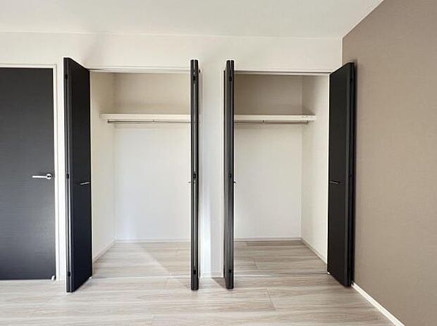 いつでもお部屋をスッキリお使い頂ける収納スペースを設置。