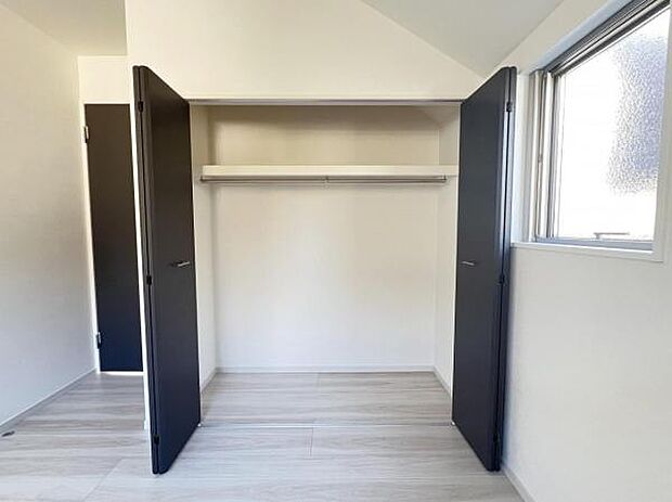 いつでもお部屋をスッキリお使い頂ける収納スペースを設置。