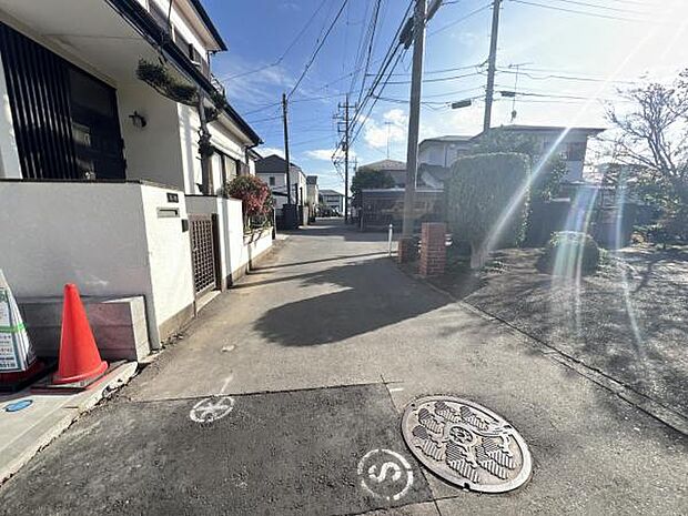 前面道路を含めた現地写真です。