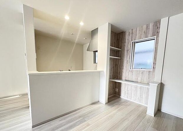 お食事中もキッチンと会話が楽しめるダイニングスペース。