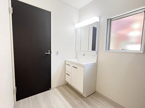 洗面化粧台です。朝の身支度から1日が始まります。