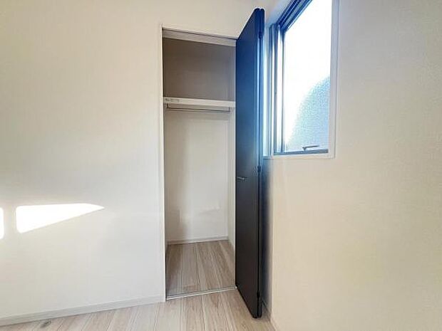 いつでもお部屋をスッキリお使い頂ける収納スペースを設置。