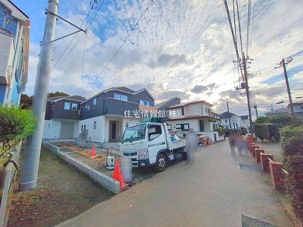 前面道路を含めた現地写真です。