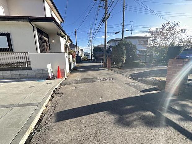 前面道路を含めた現地写真です。