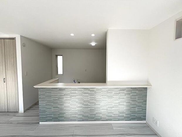 お食事中もキッチンと会話が楽しめるダイニングスペース。