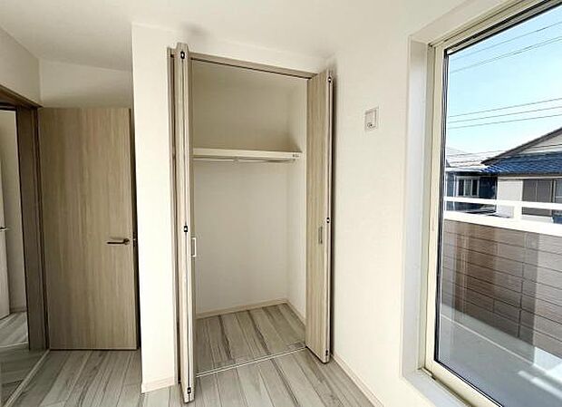 いつでもお部屋をスッキリお使い頂ける収納スペースを設置。