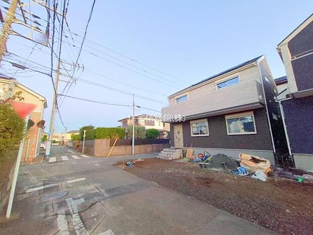 前面道路を含めた現地写真です。