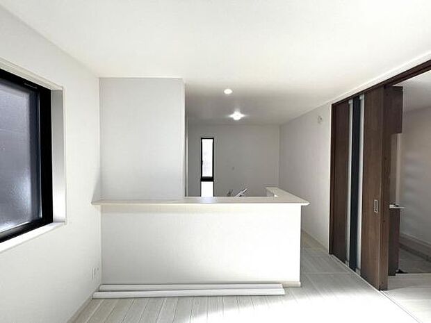 お食事中もキッチンと会話が楽しめるダイニングスペース。