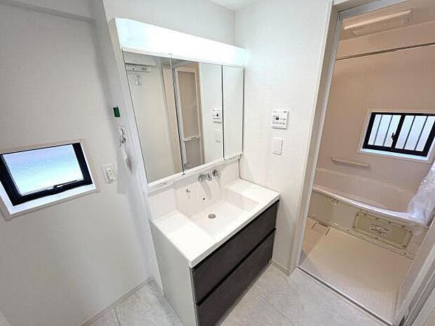 洗面化粧台です。朝の身支度から1日が始まります。