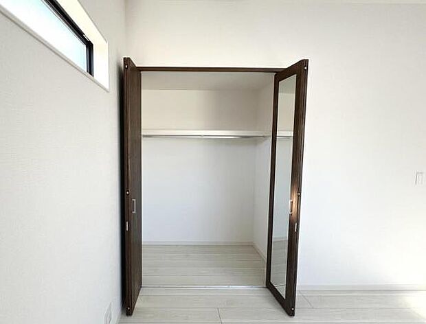 いつでもお部屋をスッキリお使い頂ける収納スペースを設置。