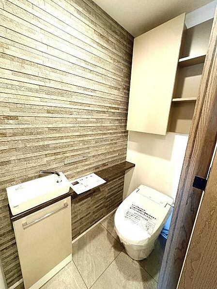 シャワー洗浄機能付のトイレは、清潔感が印象的な空間ですね。