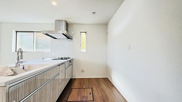 お食事中もキッチンと会話が楽しめるダイニングスペース。