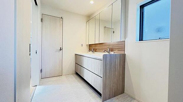 洗面化粧台です。朝の身支度から1日が始まります。