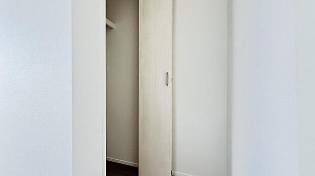 いつでもお部屋をスッキリお使い頂ける収納スペースを設置。