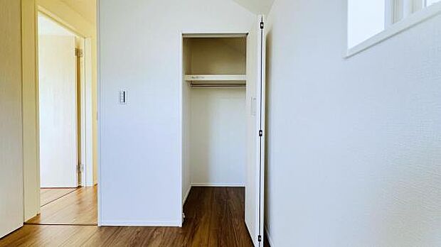 いつでもお部屋をスッキリお使い頂ける収納スペースを設置。