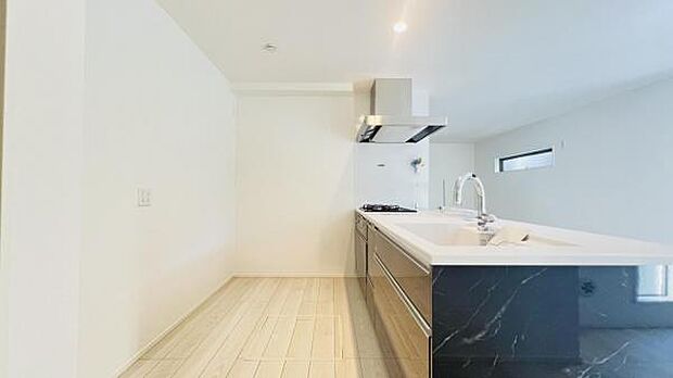 お食事中もキッチンと会話が楽しめるダイニングスペース。