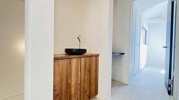 洗面化粧台です。朝の身支度から1日が始まります。