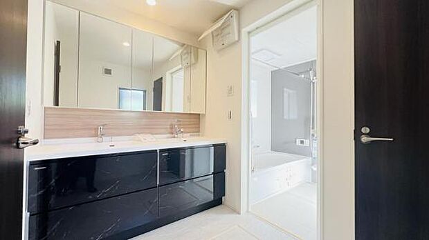 洗面化粧台です。朝の身支度から1日が始まります。