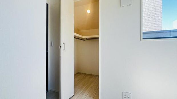 ウォークインクローゼットがあり収納スペースも豊富。季節物もスッキリ片付きそうです。