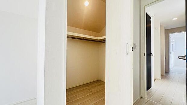 ウォークインクローゼットがあり収納スペースも豊富。季節物もスッキリ片付きそうです。
