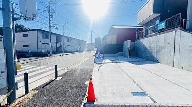 前面道路を含めた現地写真です。