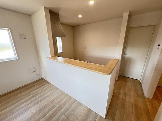 お食事中もキッチンと会話が楽しめるダイニングスペース。