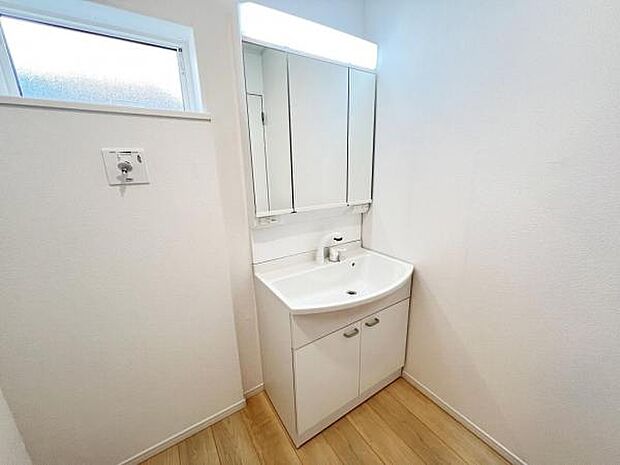 洗面化粧台です。朝の身支度から1日が始まります。