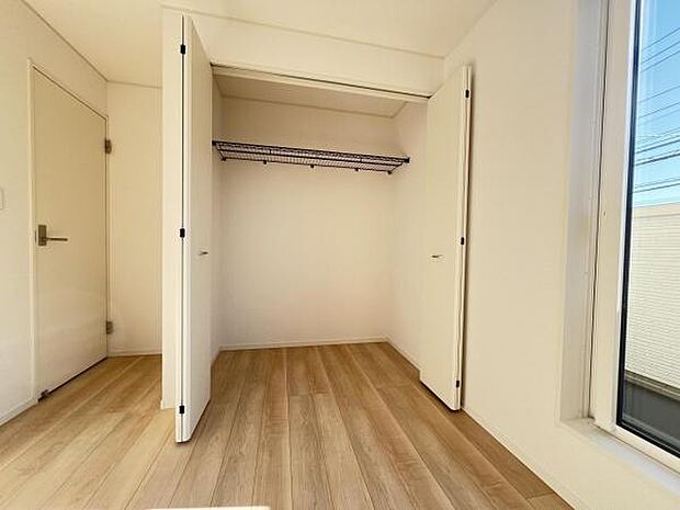 いつでもお部屋をスッキリお使い頂ける収納スペースを設置。