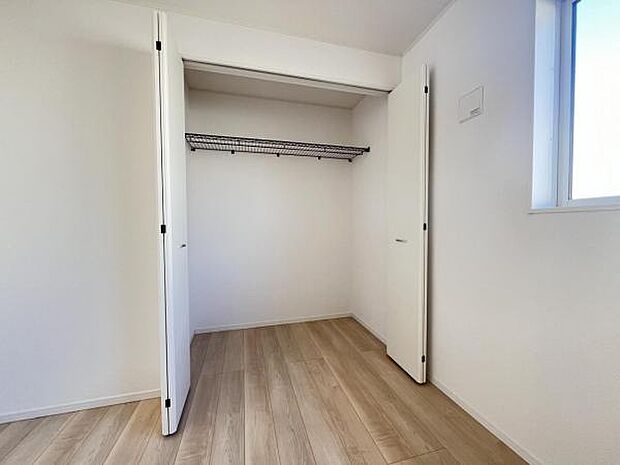 いつでもお部屋をスッキリお使い頂ける収納スペースを設置。
