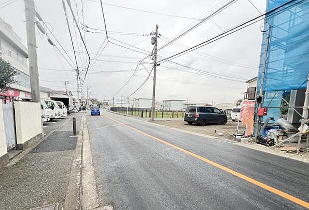前面道路を含めた現地写真です。