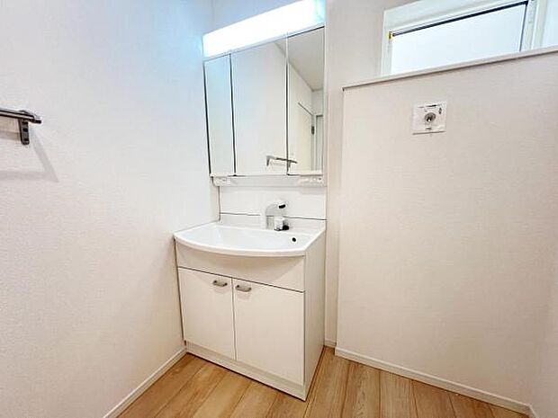 洗面化粧台です。朝の身支度から1日が始まります。