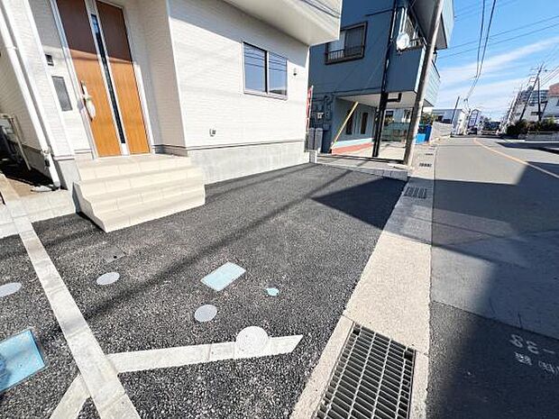 駐車場ももちろん完備しておりますのでお車所有の方にも心強いです。