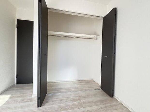 いつでもお部屋をスッキリお使い頂ける収納スペースを設置。