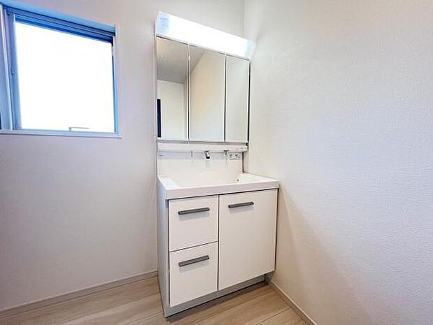 洗面化粧台です。朝の身支度から1日が始まります。