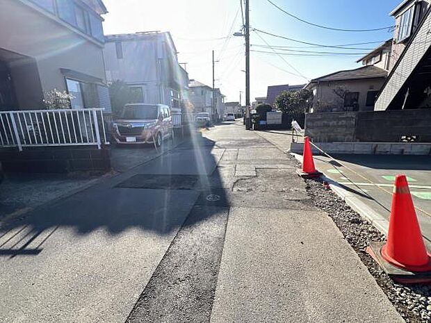 前面道路を含めた現地写真です。
