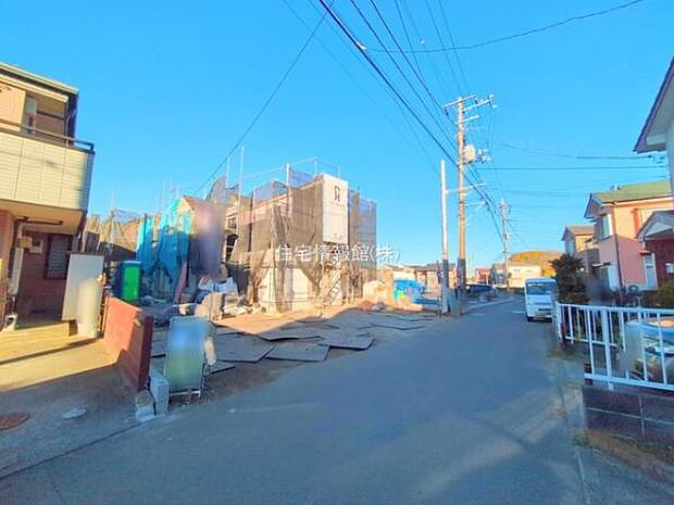 前面道路を含めた現地写真です。