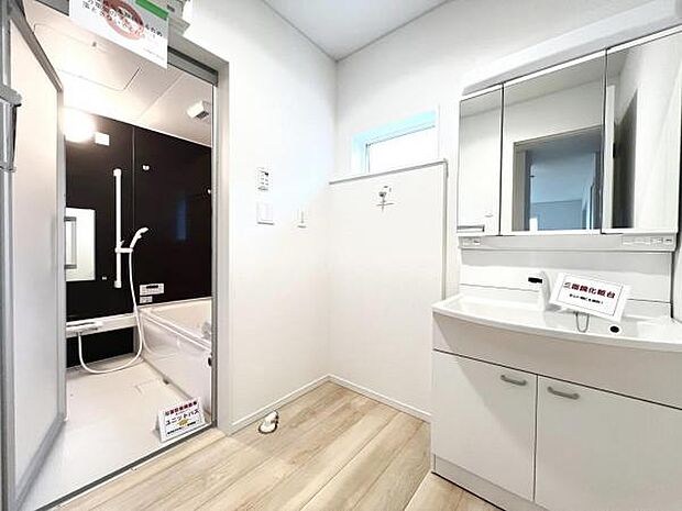 洗面化粧台です。朝の身支度から1日が始まります。