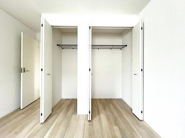 いつでもお部屋をスッキリお使い頂ける収納スペースを設置。