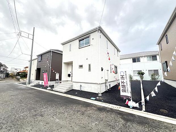 前面道路を含めた現地写真です。