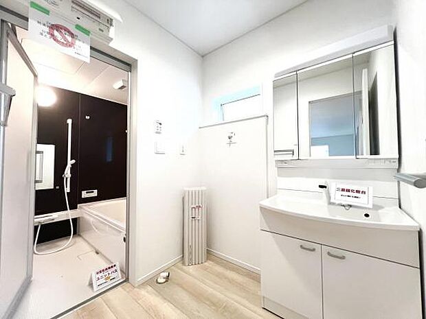 洗面化粧台です。朝の身支度から1日が始まります。