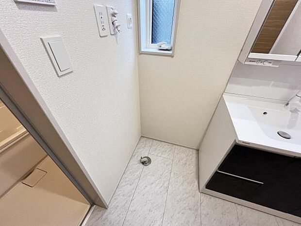 独立洗面台の横にはランドリースペースがございます。