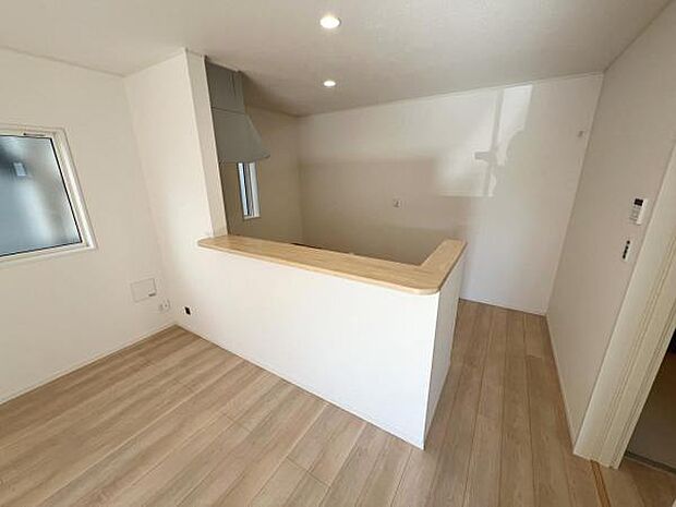 お食事中もキッチンと会話が楽しめるダイニングスペース。